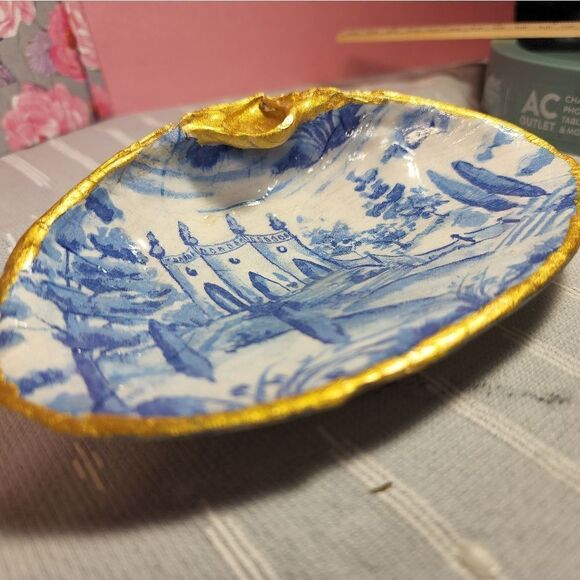 DECOUPAGE CLAM SHELL DECOUPAGE BLUE CASTLE ON A CLAM SHELL TRINKET DISH - Picture 5 of 10